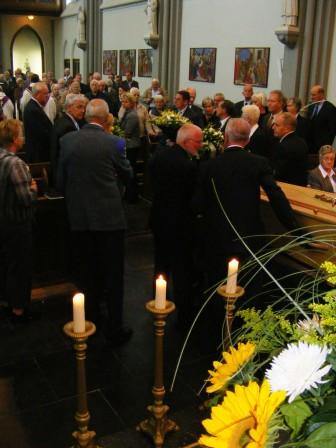 Op weg naar de laatste rustplaats, vanuit de kerk waarin hij 35 jaar lang was voorgegaan..